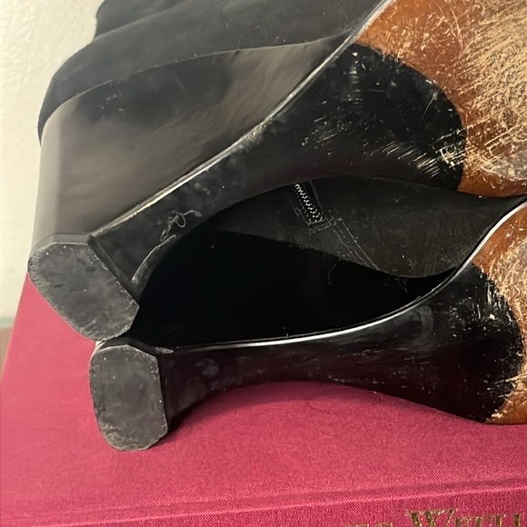 Stuart Weitzman Classic Black Suede Zip Wedge Heel Pleated‎ Stitch Booties Sz 8 - Picture 9 of 16